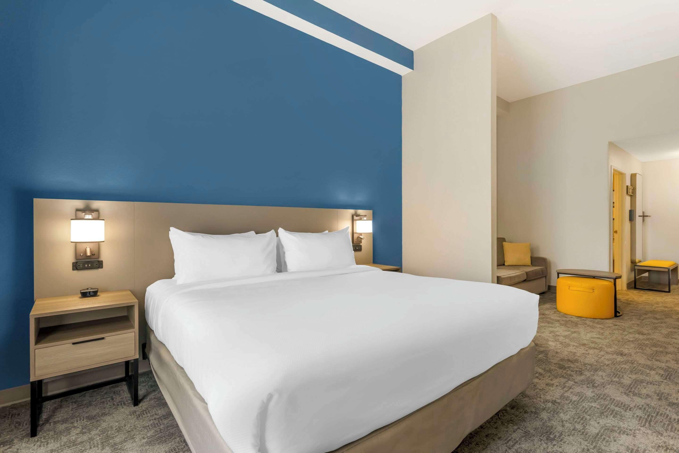 premium bedding, pillow-top beds, in-room safe, desk