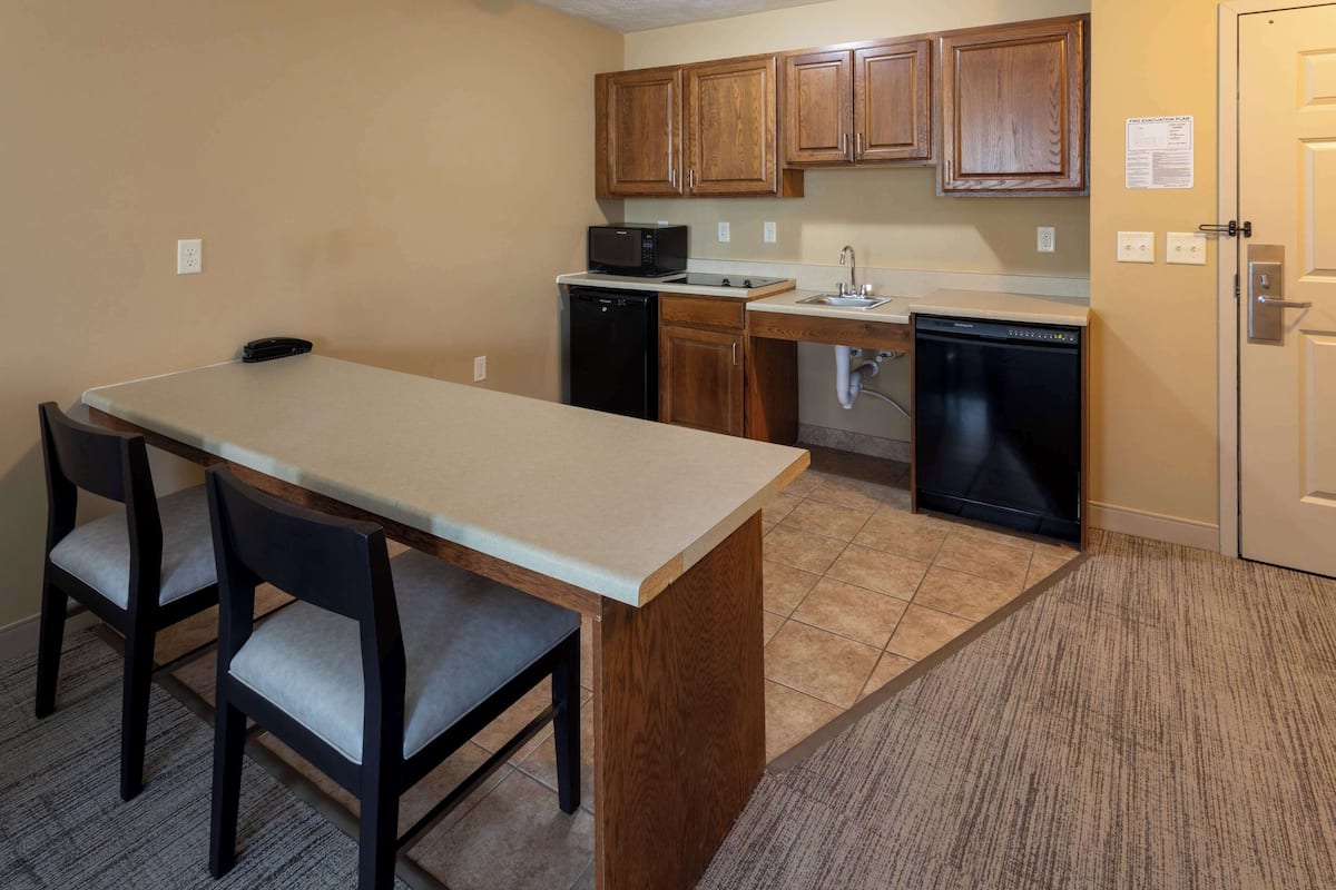 studio suite, 1 king bed, accessible | private kitchenette | microwave, coffee/tea maker