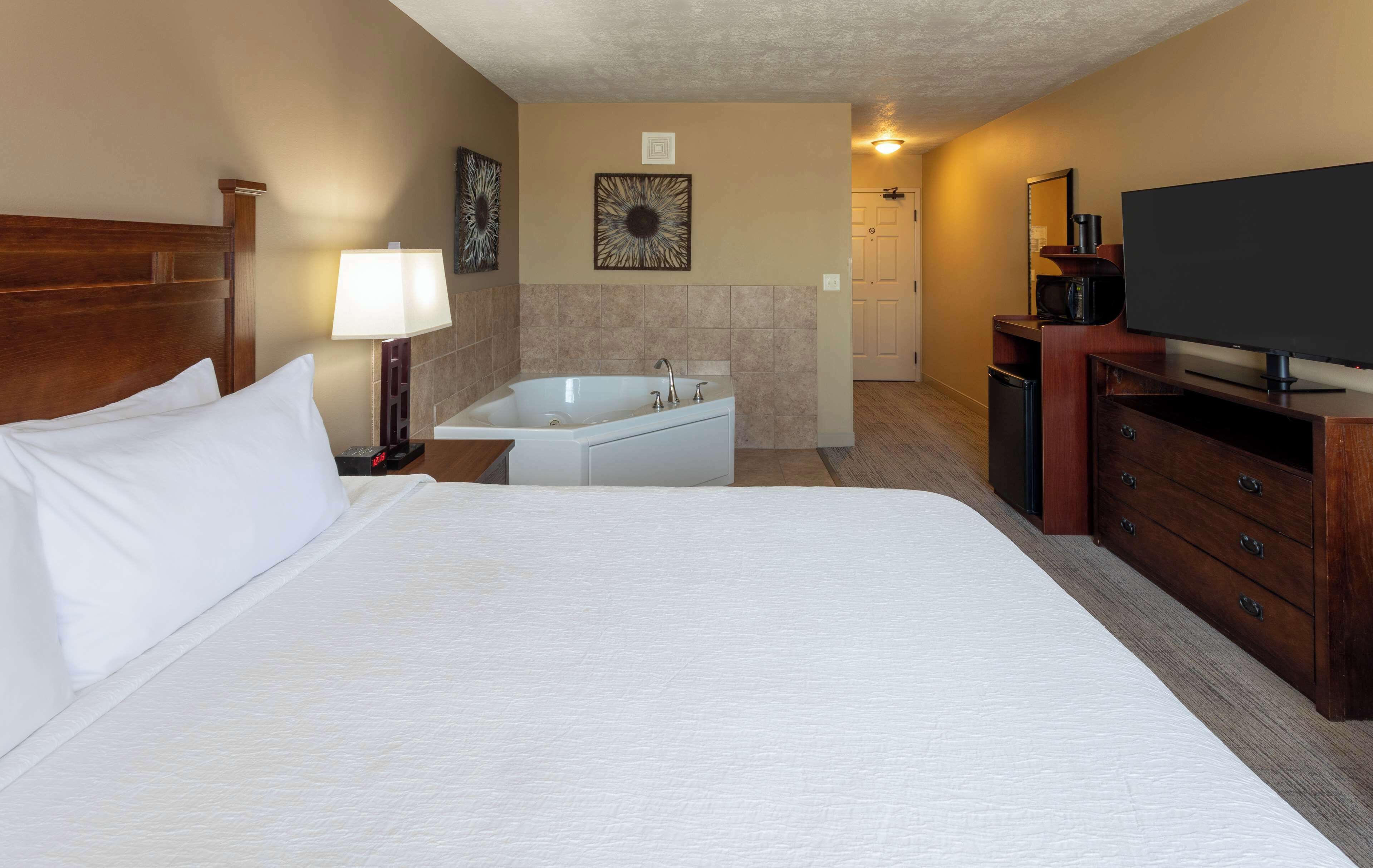 suite, 1 king bed, jetted tub | premium bedding, desk, iron/ironing board, free wifi