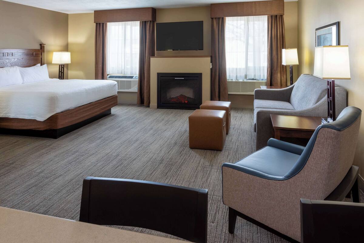 studio suite, 1 king bed, accessible | premium bedding, desk, iron/ironing board, free wifi