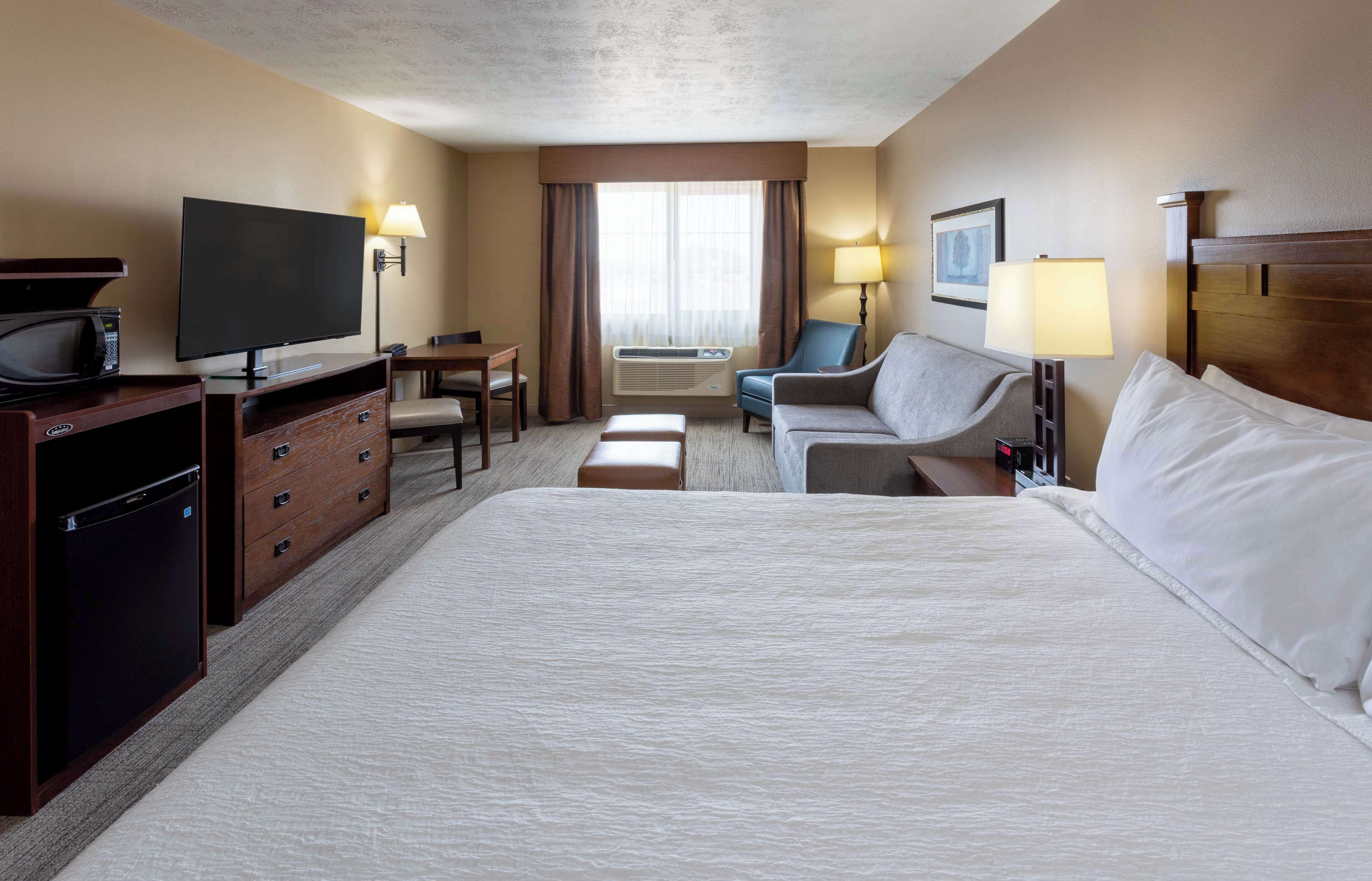 deluxe room, 1 king bed | premium bedding, desk, iron/ironing board, free wifi