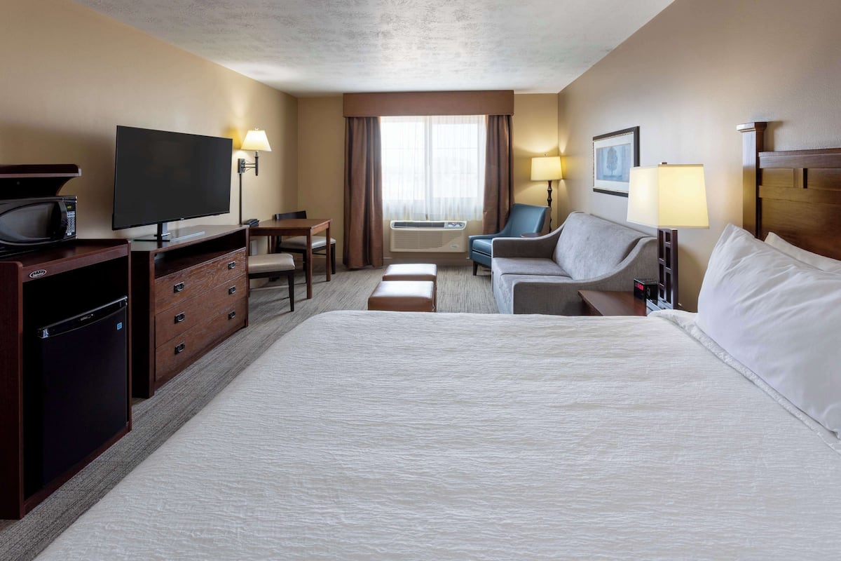 Deluxe-rum - 1 kingsize-sÀng | SÀngtillbehör av högsta kvalitet, skrivbord och strykjÀrn/strykbrÀda