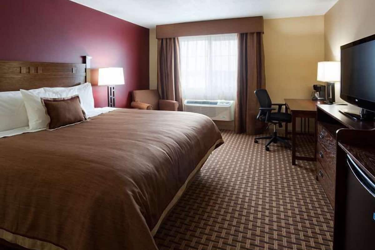 Deluxe-rum - 1 kingsize-sÀng | SÀngtillbehör av högsta kvalitet, skrivbord och strykjÀrn/strykbrÀda