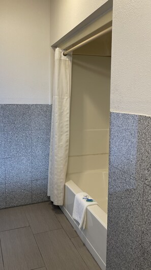 Quarto casal standard, 2 camas de casal, para não fumantes | Banheiro | Produtos de toalete grátis, secador de cabelo, toalhas de banho 