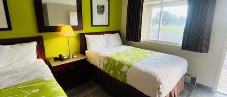 Habitación doble estándar, 2 camas matrimoniales, para no fumadores | Cortinas blackout, tabla de planchar con plancha y wifi gratis