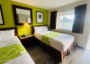 Quarto casal standard, 2 camas de casal, para não fumantes | Cortinas blackout, ferros/tábuas de passar roupa, Wi-Fi de cortesia