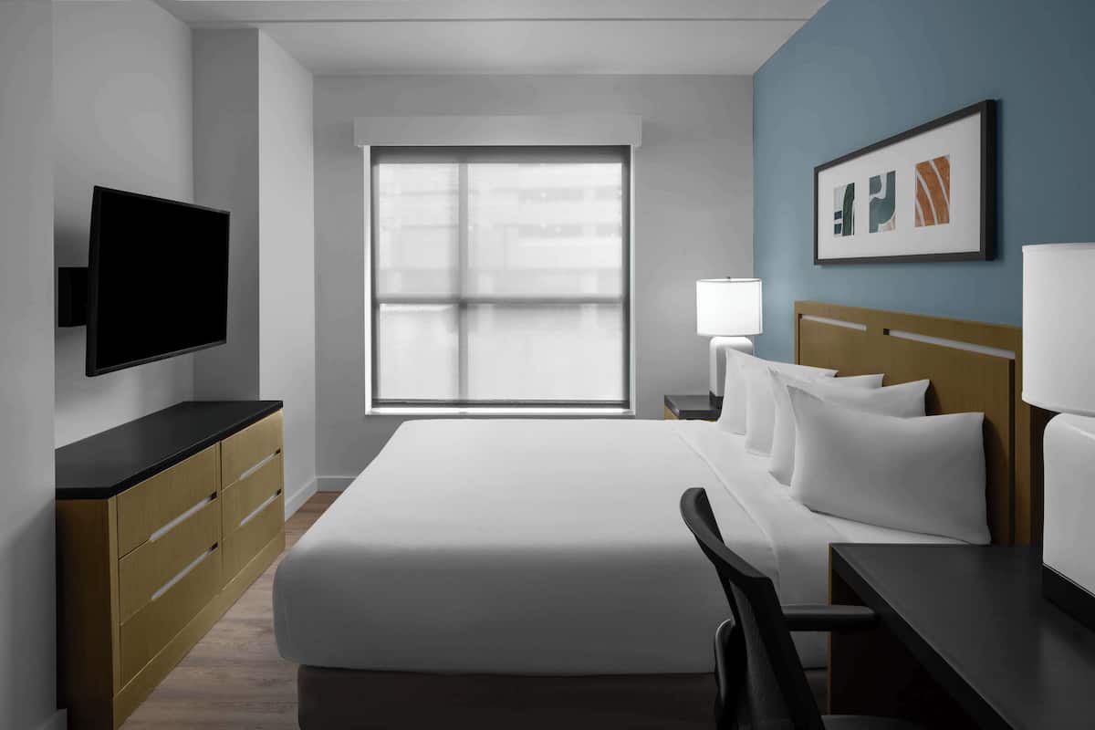 ห้องพัก, เตียงคิงไซส์ 1 เตียง, ปลอดบุหรี่ (2 Bedrooms) | ตู้นิรภัยในห้องพัก, โต๊ะทำงาน, ผ้าม่านกันแสง, เตารีด/โต๊ะรีดผ้า