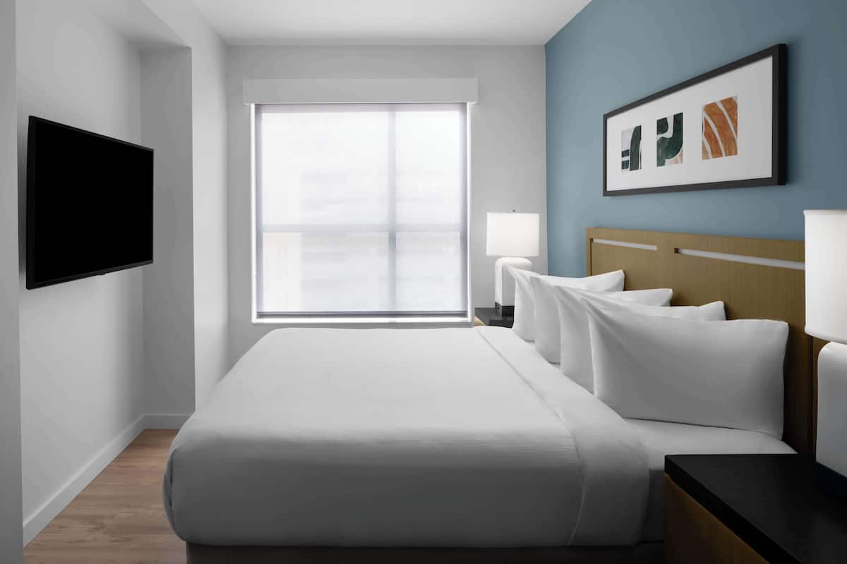 ห้องสวีท, เตียงคิงไซส์ 1 เตียง, ปลอดบุหรี่ (1 Bedroom) | ตู้นิรภัยในห้องพัก, โต๊ะทำงาน, ผ้าม่านกันแสง, เตารีด/โต๊ะรีดผ้า