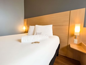 Quarto standard, 1 cama de casal | Frigobar, cofres nos quartos, escrivaninha