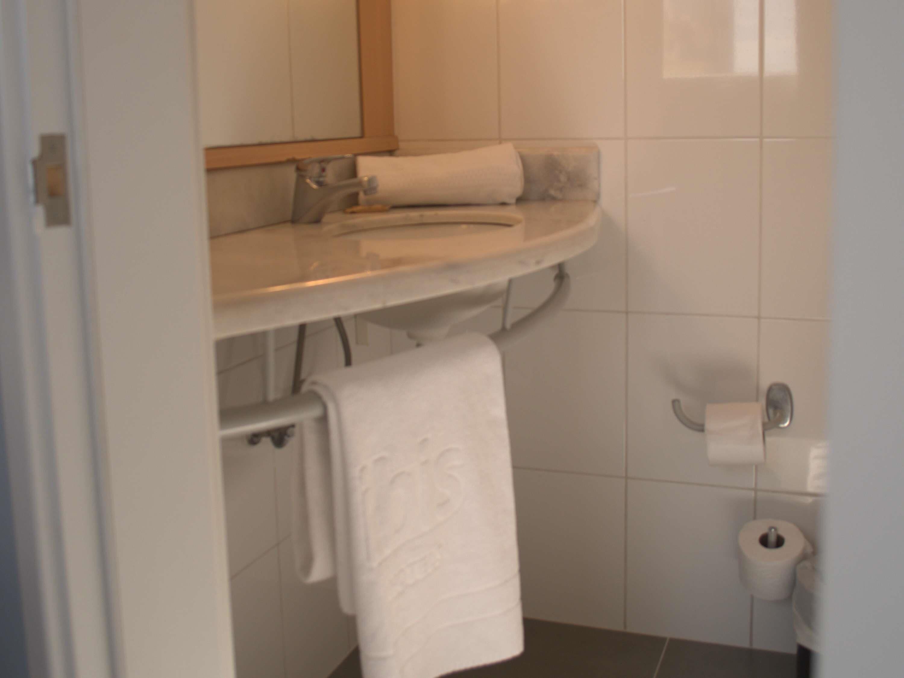 Standard Room, 1 Double Bed | Minibar, in-room safe, desk, iron/ironing board