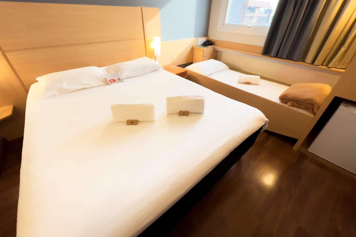 Habitació estàndard, diversos llits | Minibar, caixa forta a l'habitació i escriptori