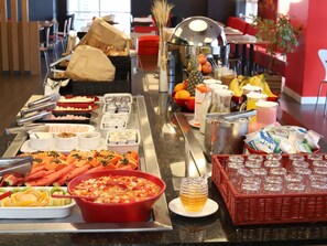 Café da manhã com buffet todos os dias mediante uma taxa