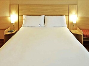 Minibar, caixa forta a l'habitació i escriptori