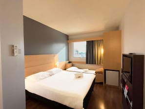 Standard Room, Multiple Beds | Minibar, in-room safe, desk, iron/ironing board - ibis Passo Fundo Centro Hotel (Passo Fundo)
