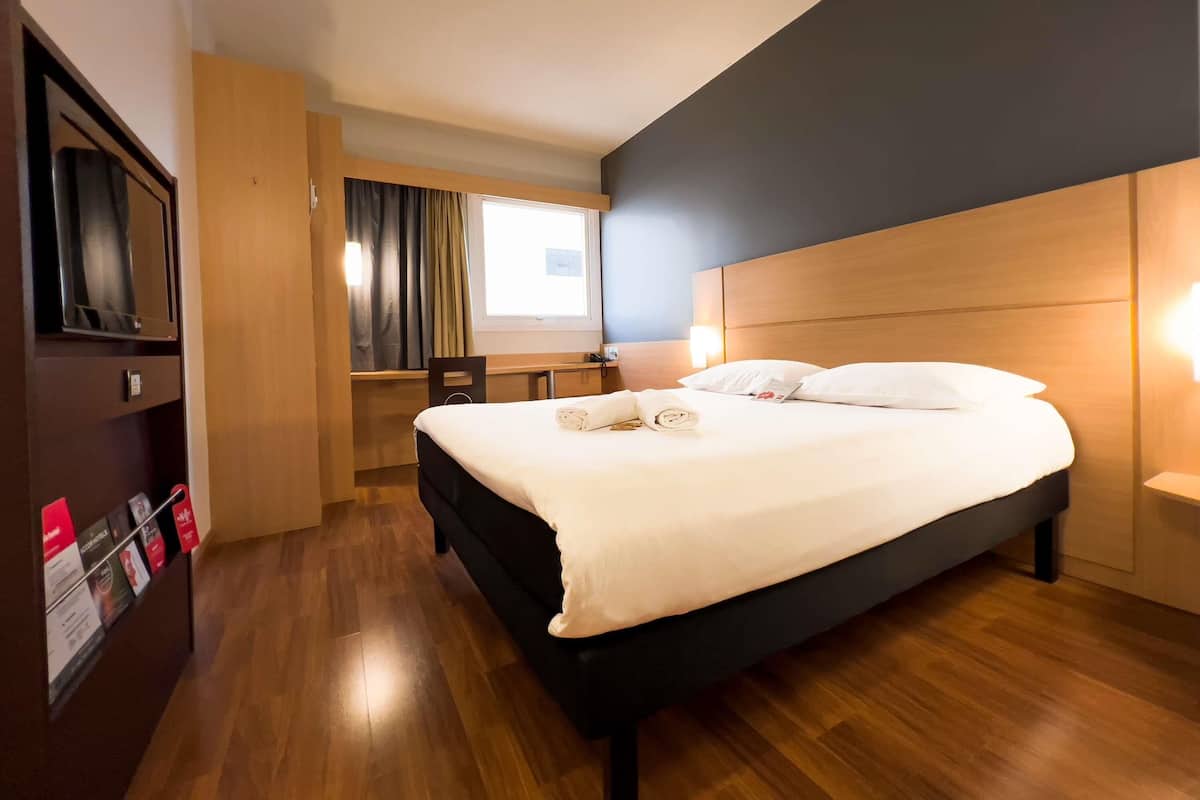 Habitació estàndard, 1 llit doble | Minibar, caixa forta a l'habitació i escriptori
