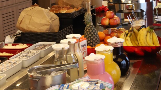 A buffet with various food items and beverages, including fruits, juices, and dairy products. - ibis Passo Fundo Centro Hotel (Passo Fundo)