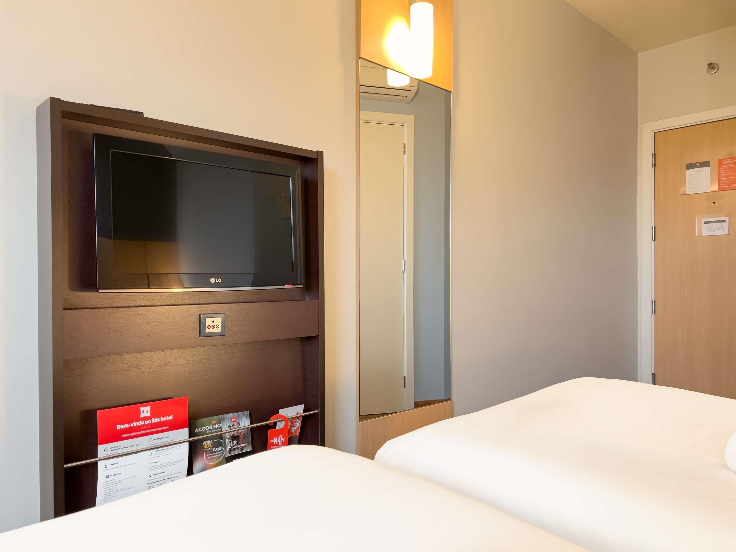 Standard Twin Room, 2 Twin Beds | Minibar, in-room safe, desk, iron/ironing board