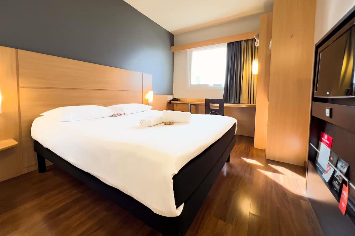 Standardzimmer, 1 Doppelbett | Minibar, Zimmersafe, Schreibtisch, Bügeleisen/Bügelbrett