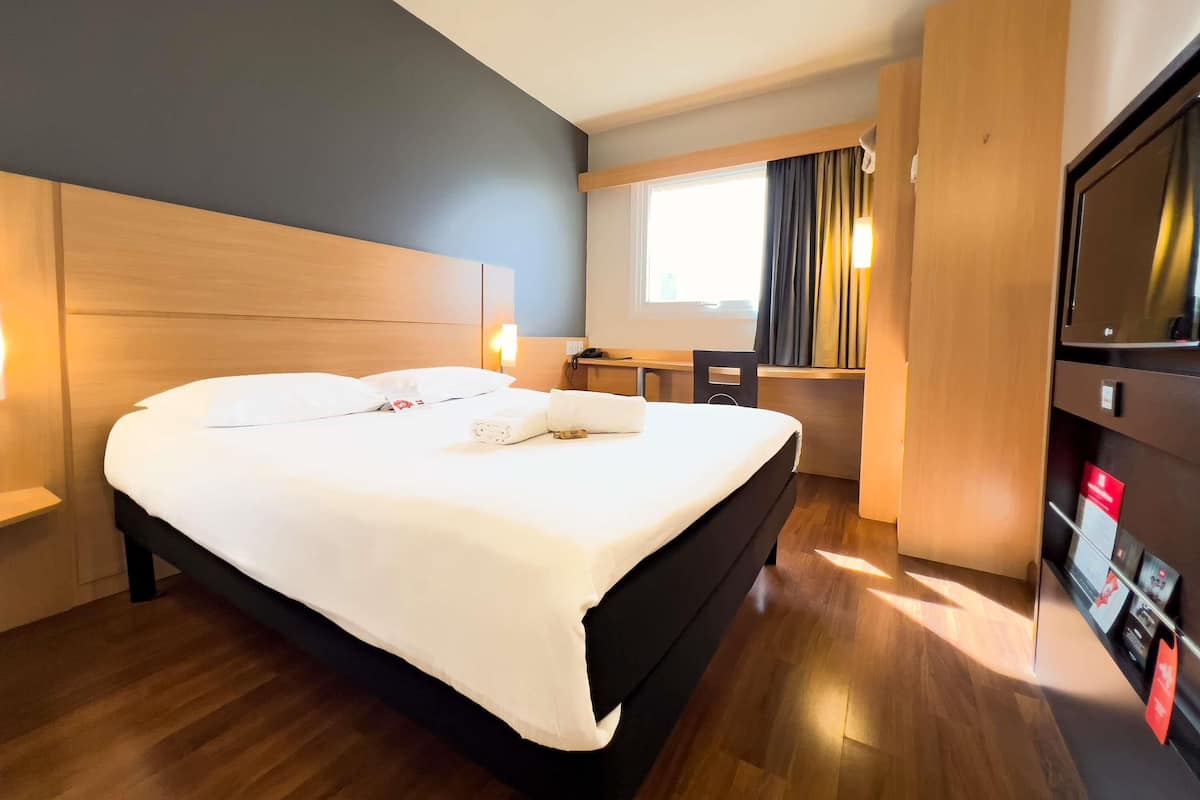 Standard Room, 1 Double Bed | Minibar, in-room safe, desk, iron/ironing board