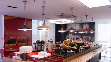 Café da manhã com buffet todos os dias (BRL 40 por pessoa)