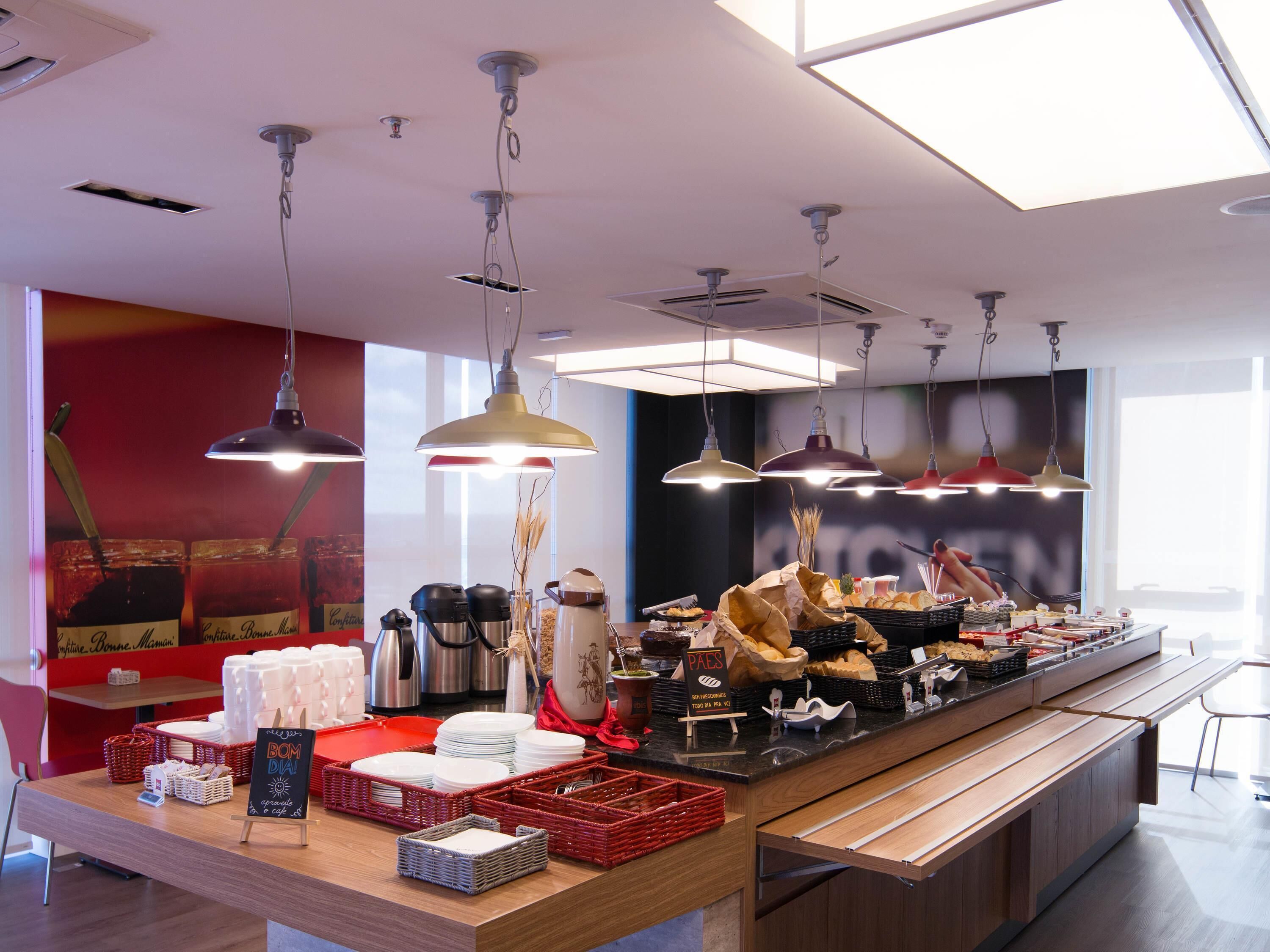 Café da manhã com buffet todos os dias mediante uma taxa