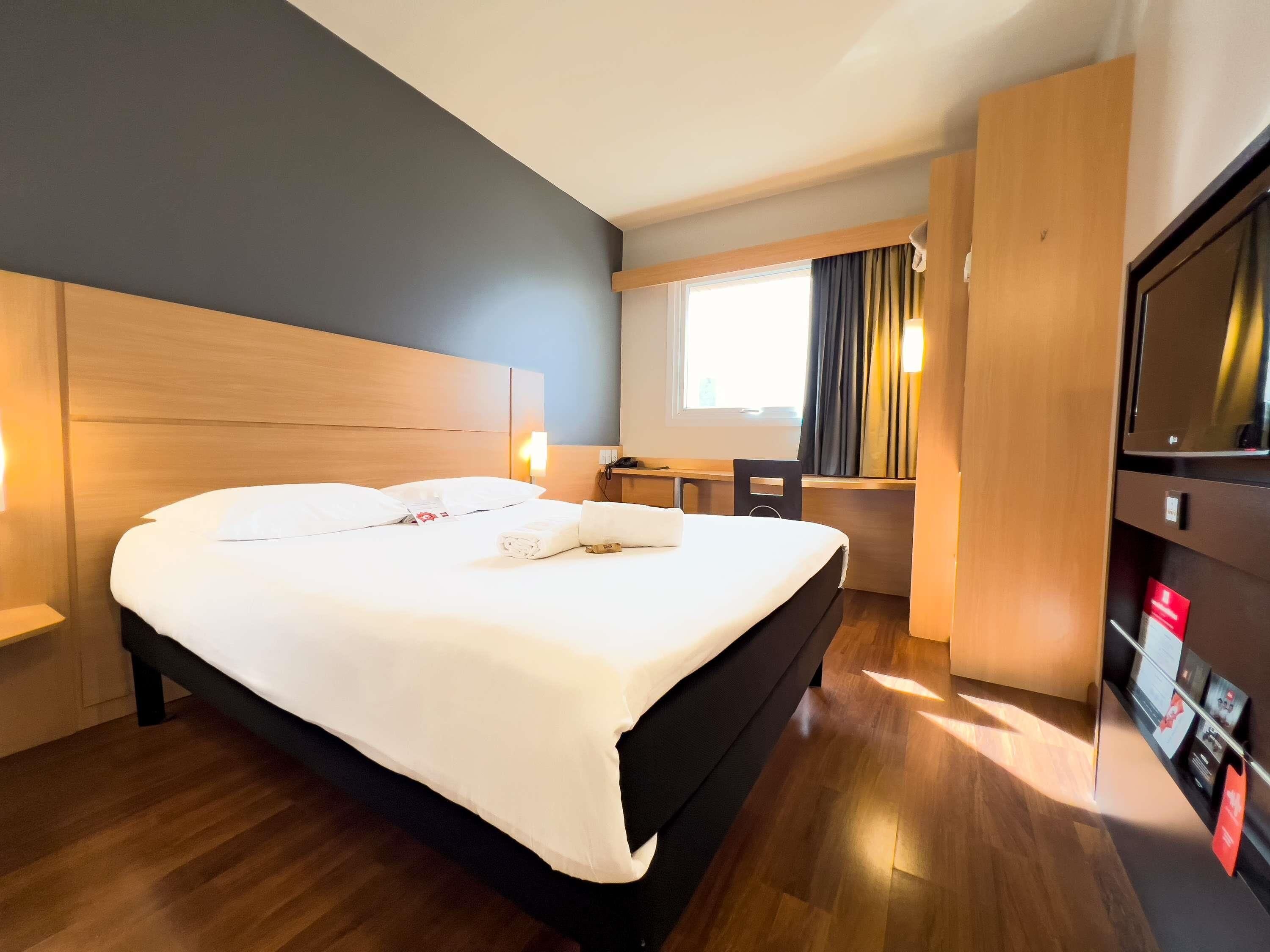 Standard Room, 1 Double Bed | Minibar, in-room safe, desk, iron/ironing board