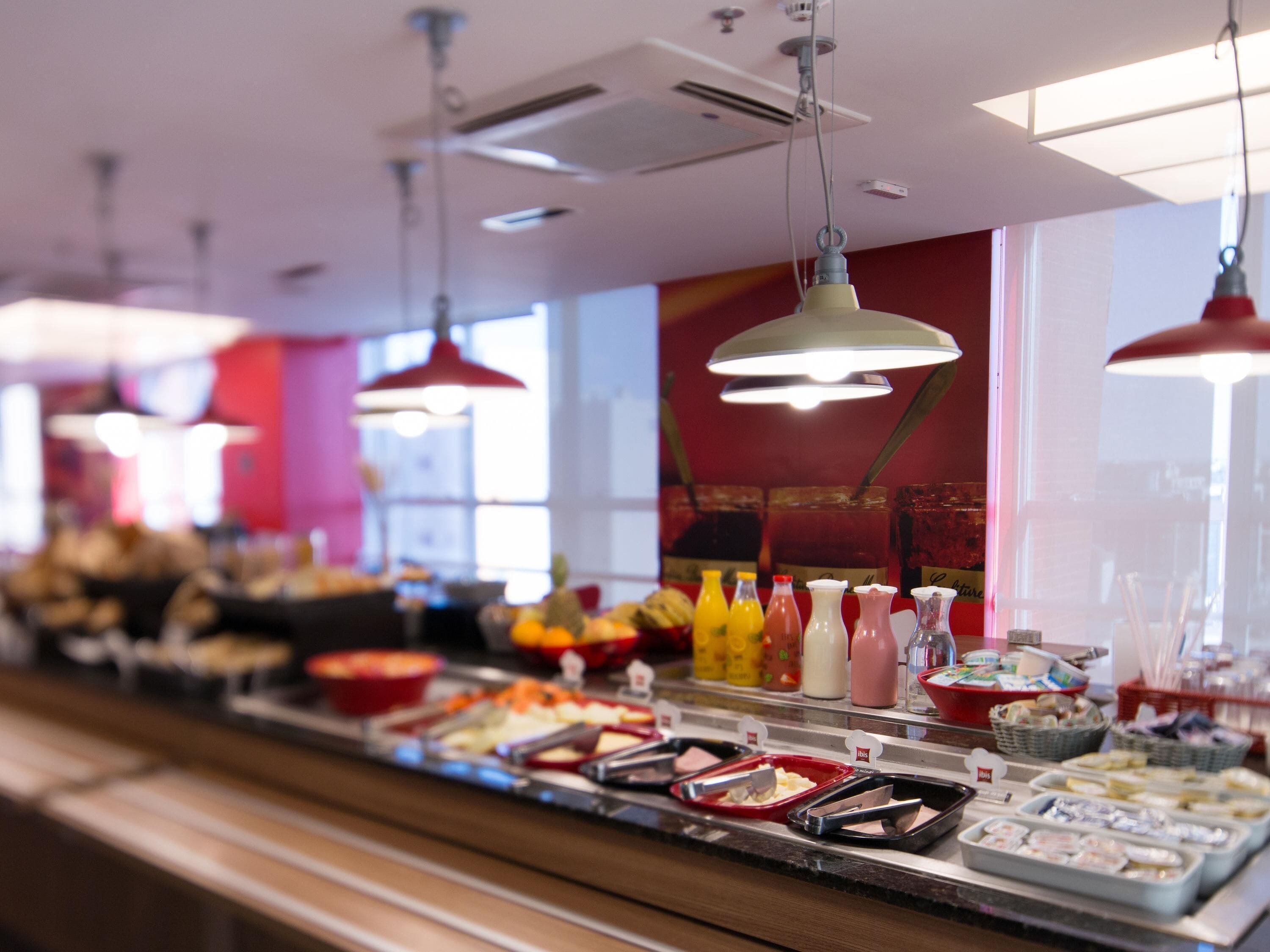 Un buffet proposant une variété de plats et d'accompagnements.