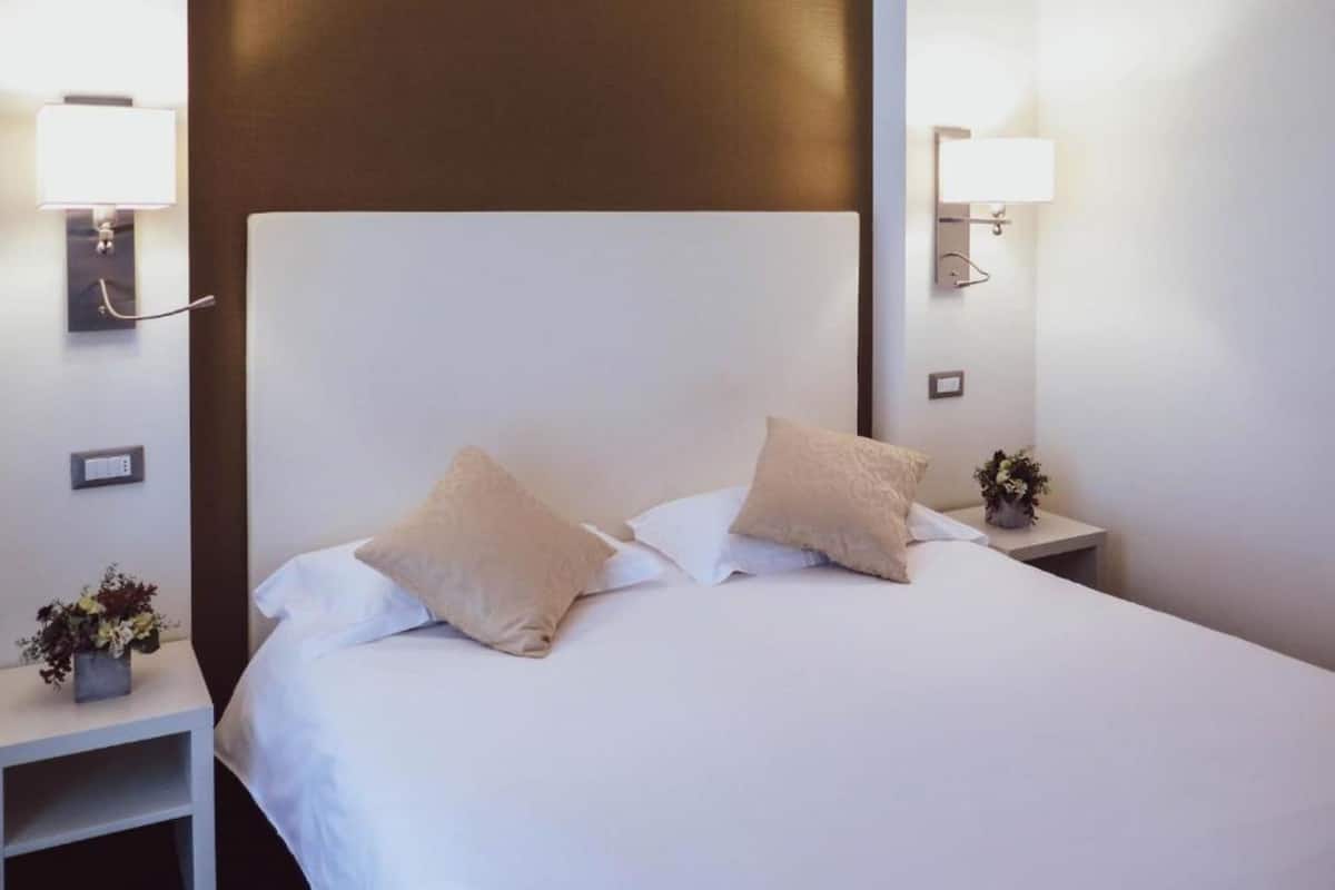 in-room safe, desk, laptop workspace, soundproofing