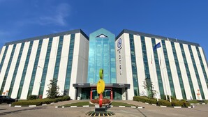 A modern hotel building with a central glass facade and two symmetrical wings. - AN HOTEL MILANO MELEGNANO (Carpiano)