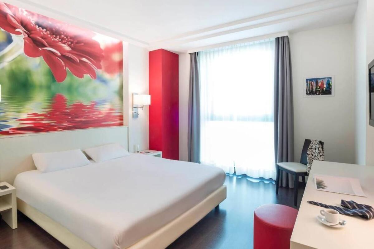 In-room safe, desk, laptop workspace, soundproofing