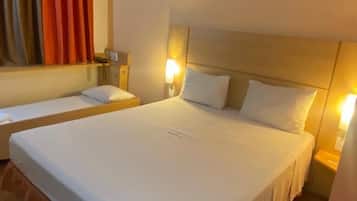 Camera Standard, letti multipli | Minibar, una cassaforte in camera, una scrivania, insonorizzazione