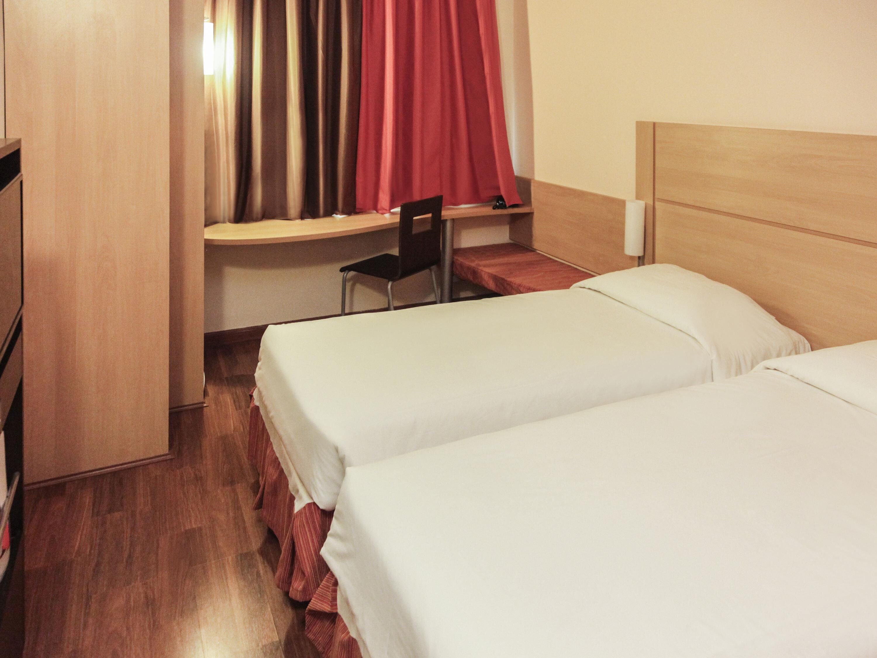Standard Twin Room, 2 Twin Beds | Minibar, in-room safe, desk, soundproofing