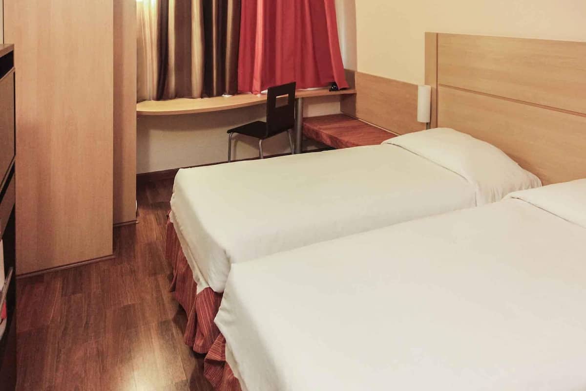 Standard Twin Room, 2 Twin Beds | Minibar, in-room safe, desk, soundproofing