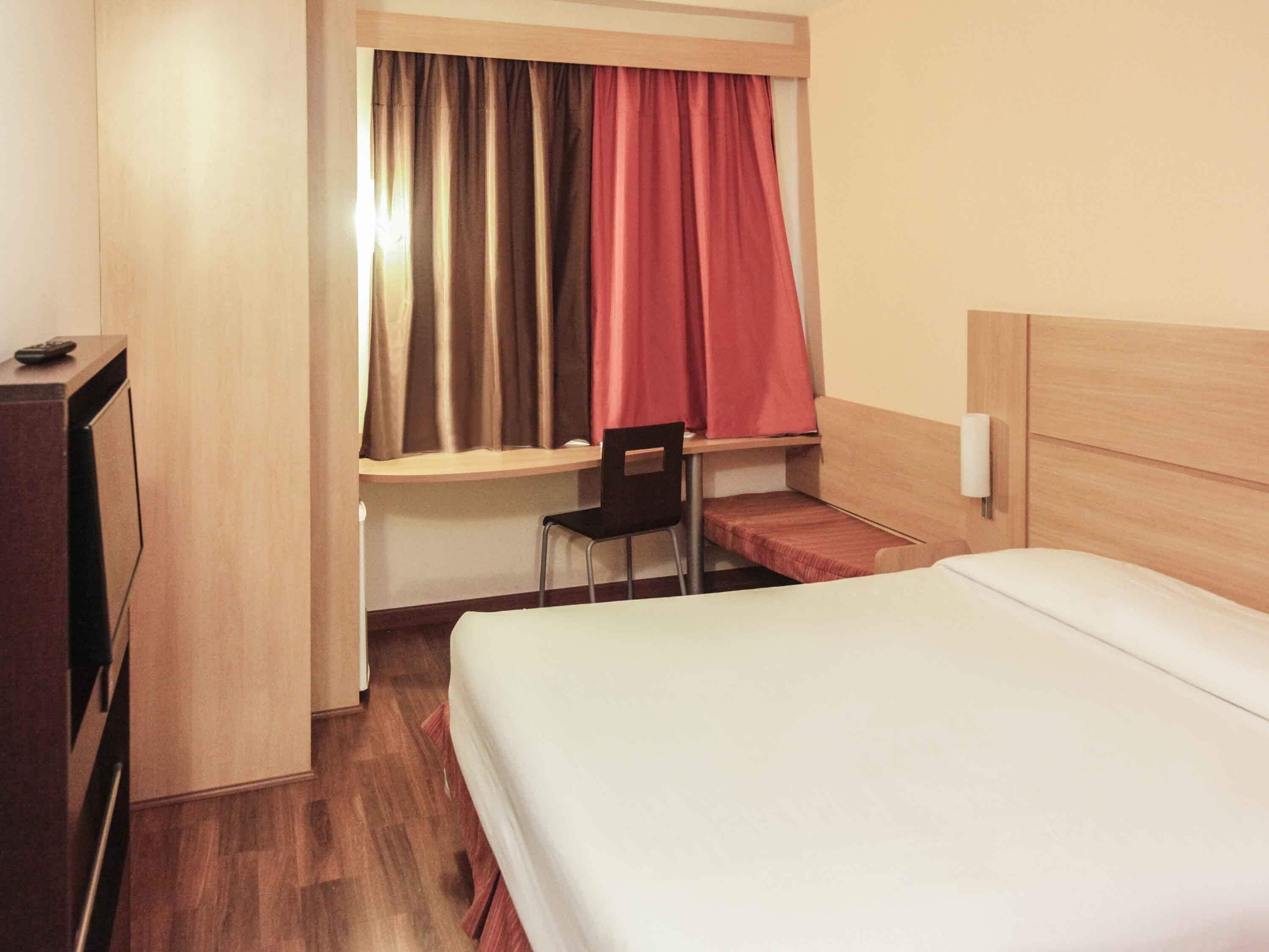 Standard-huone, 1 parisänky | Minibaari, tallelokero huoneessa, työpöytä, äänieristys