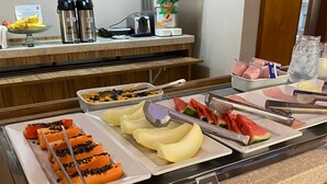 Un buffet proposant une variété de fruits et de boissons.