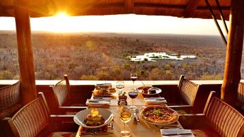 2 restaurants, serveren diner, Afrikaanse gerechten