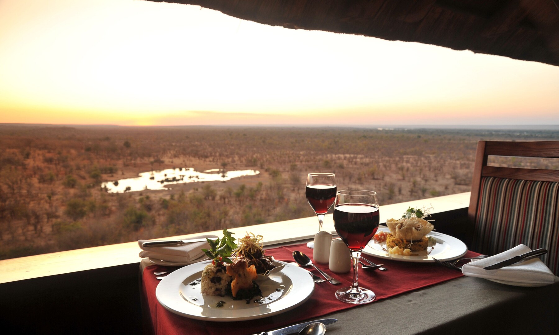 2 restaurantes; se sirven cenas y cocina africana