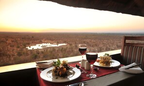 2 restaurantes, se sirve cena, cocina africana 