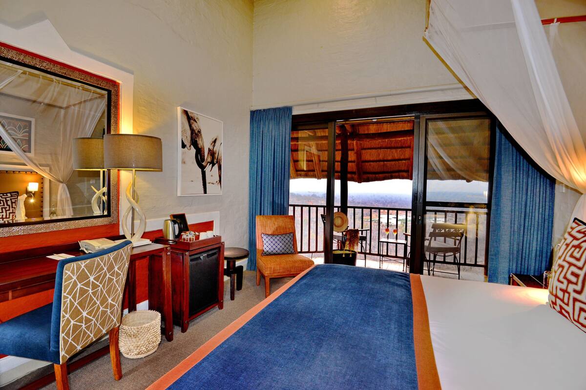 Rom (Lodge Waterhole Facing) | Minibar, safe på rommet, skrivebord og wi-fi (inkludert)