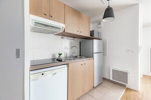 Apartment, 2 Bedrooms | Private kitchen | Fridge, microwave, stovetop, dishwasher