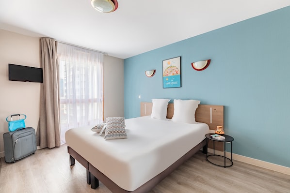 Skrivbord, strykjÀrn/strykbrÀda, gratis wi-fi och sÀngklÀder