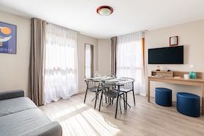 LĂ€genhet Superior - 1 sovrum | Vardagsrum | 22-tums platt-tv med satellitkanaler och tv