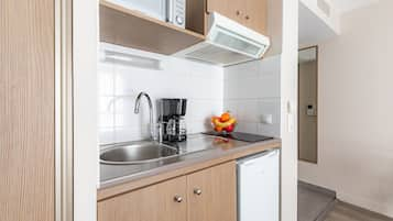 Estudio, 1 cama matrimonial | Cocina privada | Refrigerador, microondas, parrilla de estufa y lavavajillas 