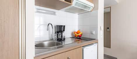 Studio, 1 lit double | Cuisine privée | Réfrigérateur, four à micro-ondes, surface de cuisson, lave-vaisselle