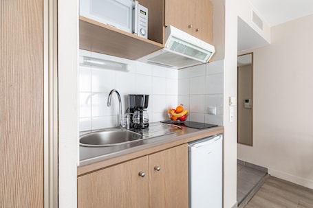 Refrigerador, microondas, placa de cocina, lavavajillas