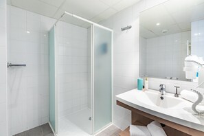 Studio, 2 eenpersoonsbedden | Badkamer | Een douche, gratis toiletartikelen, een haardroger, handdoeken