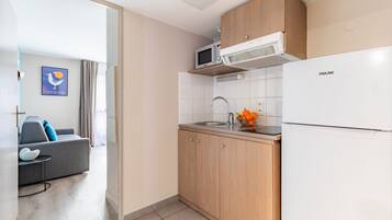 Kühlschrank, Mikrowelle, Herdplatte, Geschirrspüler