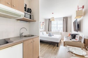 开间 (Double) | 办公桌、隔音、熨斗/熨板、免费婴儿床