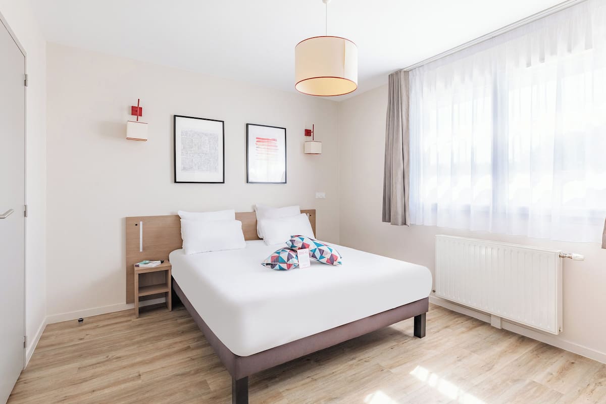 Appartement | Een bureau, geluiddichte muren, een strijkplank/strijkijzer