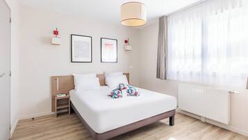 Apartment | Desk, soundproofing, iron/ironing board, free cribs/infant beds